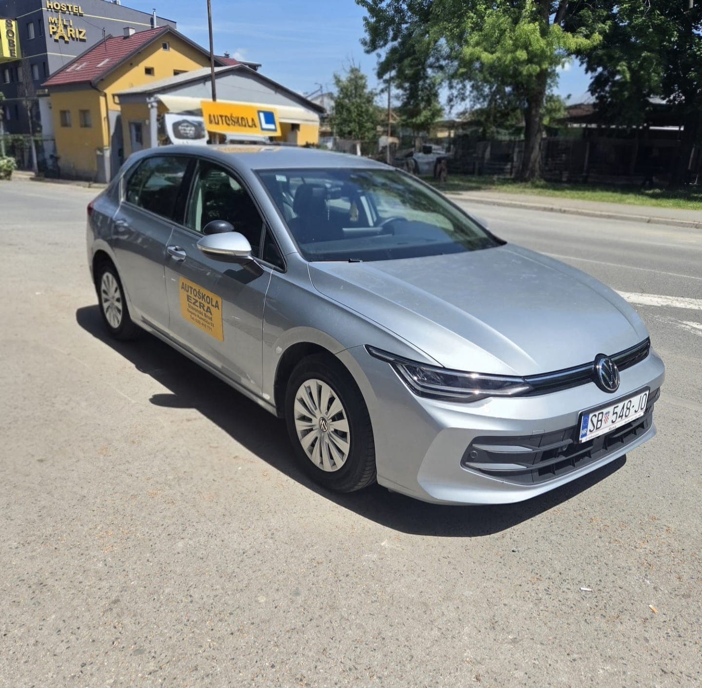 VW Golf 8 (srebrni) — vozilo Autoškole Ezra (B kategorija)