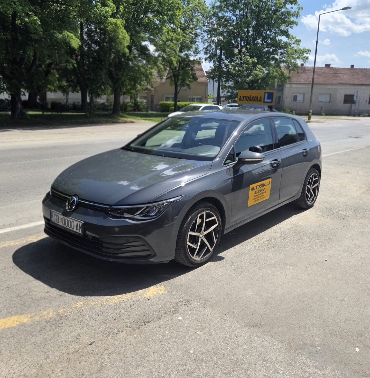 VW Golf 8 (sivi) — vozilo Autoškole Ezra (B kategorija)